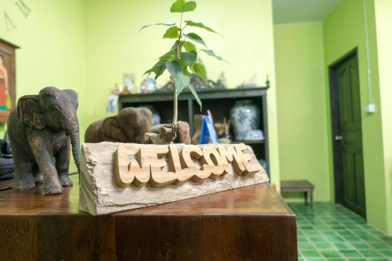 Plus Hostel Ayutthaya Екстер'єр фото
