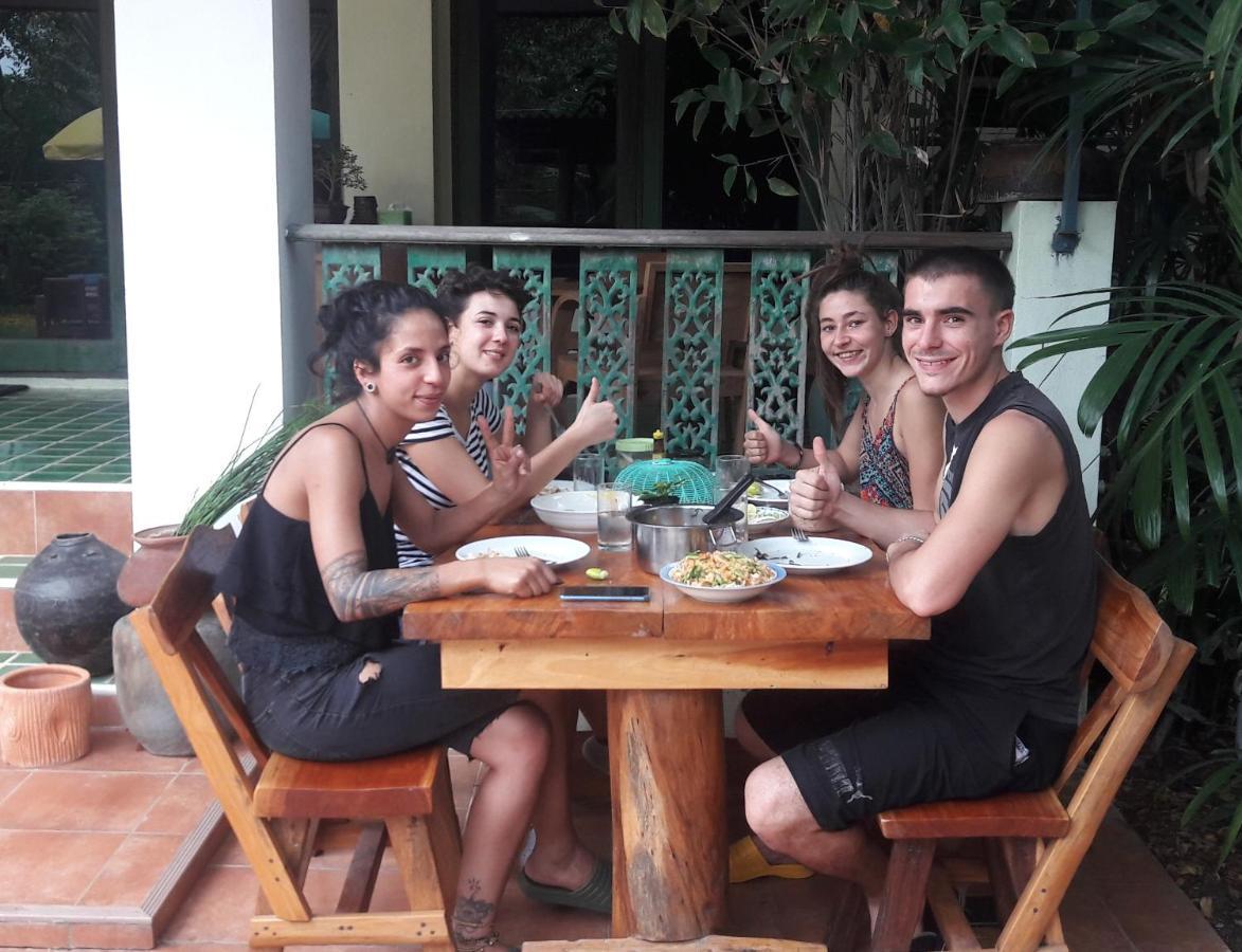 Plus Hostel Ayutthaya Екстер'єр фото