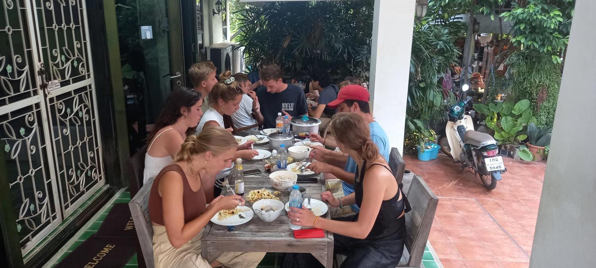 Plus Hostel Ayutthaya Екстер'єр фото