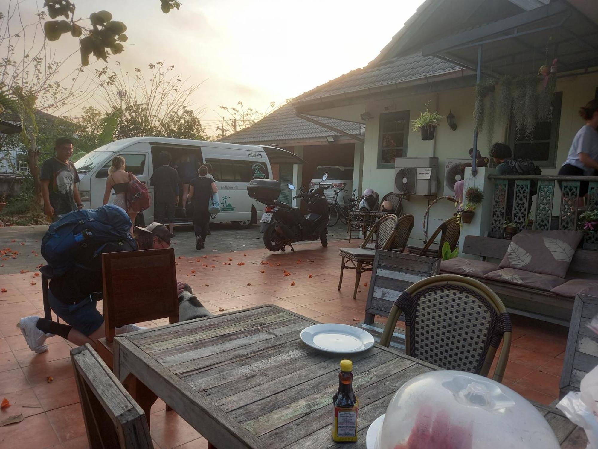 Plus Hostel Ayutthaya Екстер'єр фото