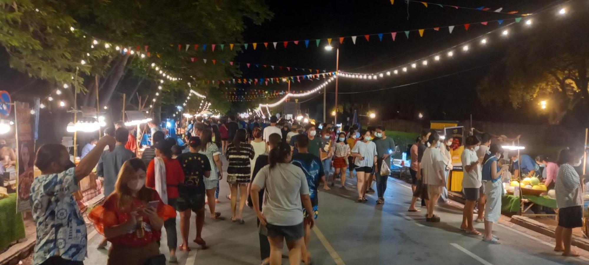 Plus Hostel Ayutthaya Екстер'єр фото
